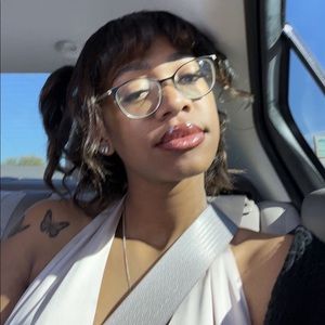 Meet your Posher, Aviana